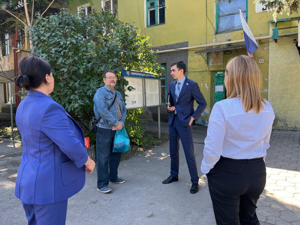 22 сентября депутат Макеевского городского совета Сергей Зуев провел встречу с жителями по адресу: г.о. Макеевка, г. Макеевка, ул. Панченко, д.51 22 сентября депутат Макеевского городского совета Сергей Зуев провел встречу с жителями по адресу: г.о. Макеевка, г. Макеевка, ул. Панченко, д.51