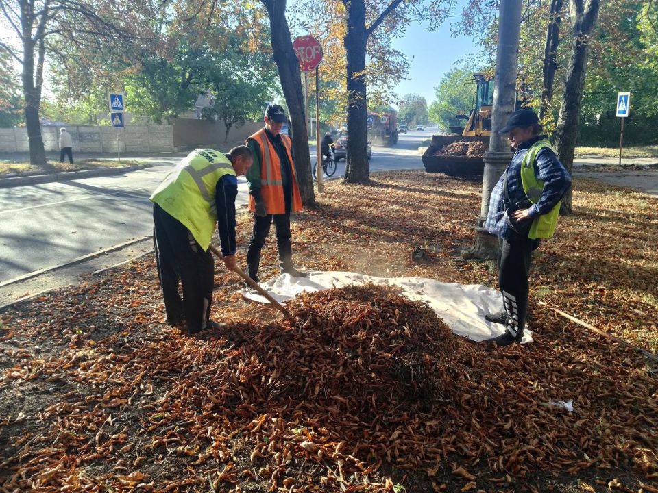 Сегодня, 22 сентября, с целью приведения территории в надлежащее санитарное состояние силами МУП АГМ «Перспектива» продолжаются работы по уборке территории по ул. Депутатской. Ведутся работы по вывозу собранной листвы Сегодня, 22 сентября, с целью приведения территории в надлежащее санитарное состояние силами МУП АГМ «Перспектива» продолжаются работы по уборке территории по ул. Депутатской. Ведутся работы по вывозу собранной листвы