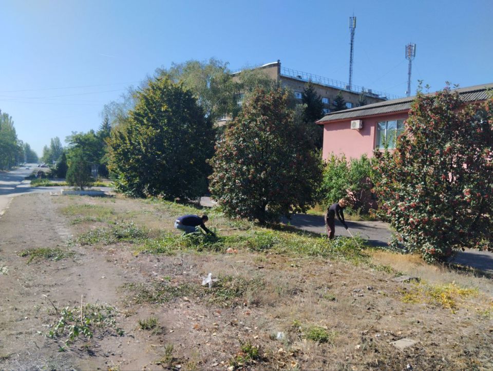 Сегодня, 22 сентября, силами МУП АГМ «Коммунальник-15» продолжены работы по покосу травы по ул. Кирова. Также, произведена уборка скошенной травы и поросли