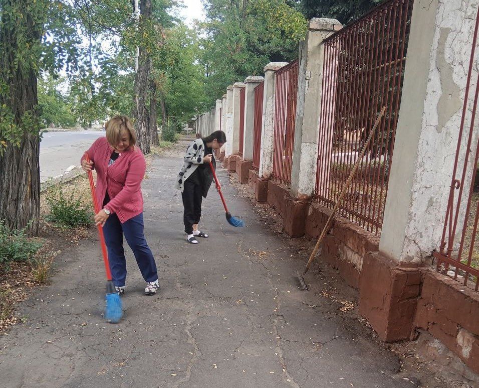 С целью наведения надлежащего санитарного порядка предприятия, организации и учреждения Кировского внутригородского района продолжают проводить субботники на закрепленных и прилегающих к ним территориях