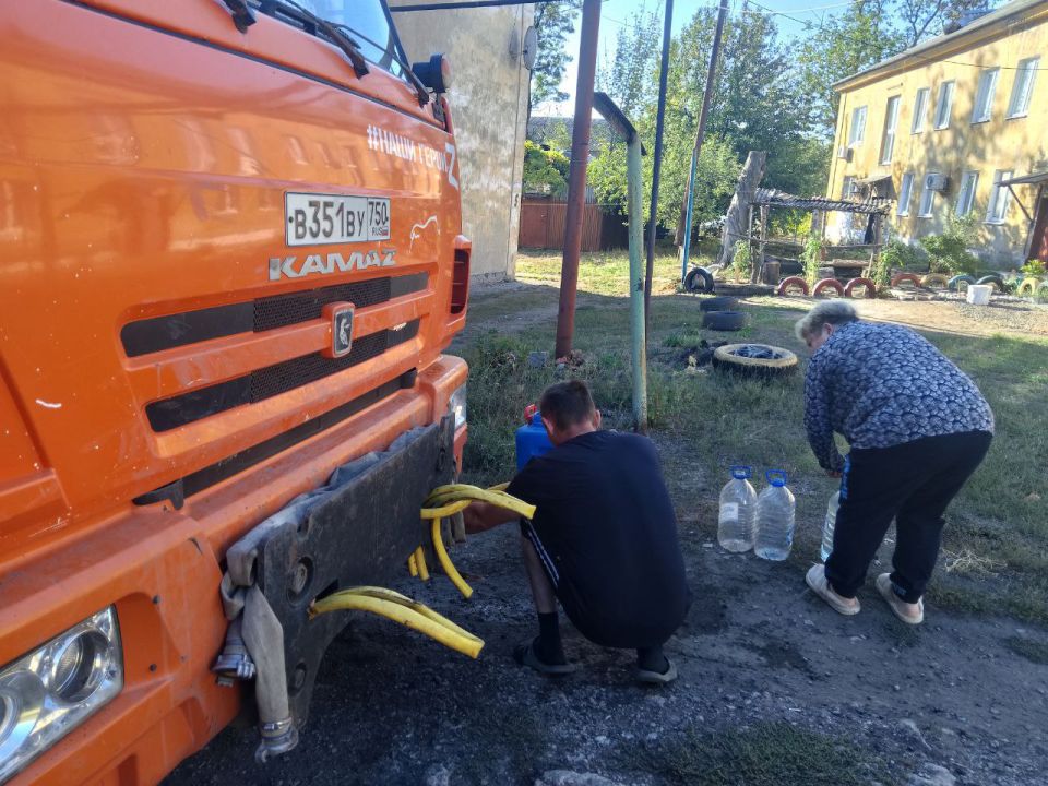 Для обеспечения водой жителей района Управой Кировского внутригородского района при поддержке региона-шефа Московская область ежедневно осуществляется подвоз воды для жителей домов, в которые в установленный графиком день не...