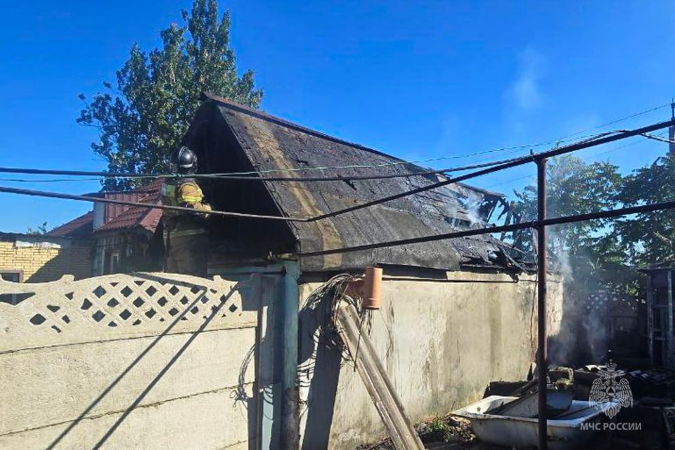 В Макеевке сотрудники МЧС России ликвидировали пожар в частном секторе
