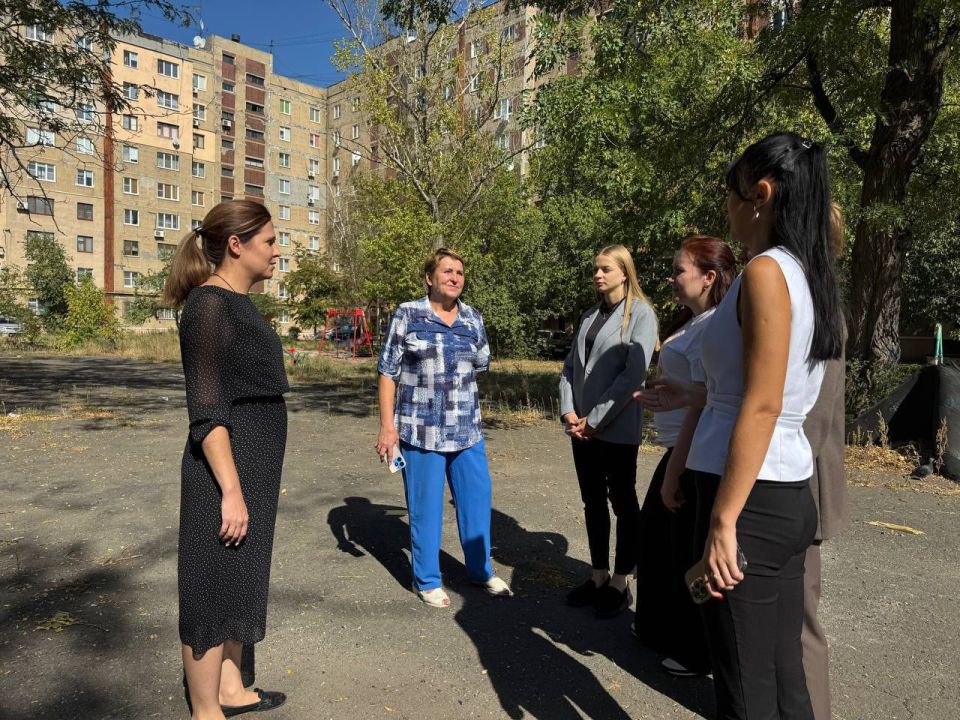 Сегодня, 23 сентября, спикер Оксана Кобельская провела встречи с населением по адресам: г. Макеевка, ул. Островского, д. 10, мкр. Солнечный, д. 16