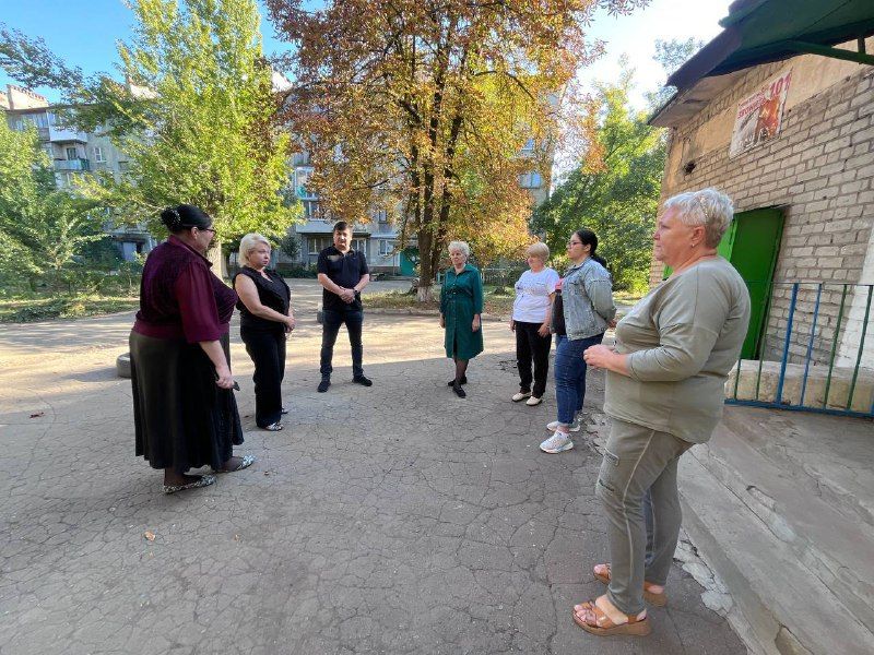 23 сентября первый заместитель руководителя Управы Центрально-Городского внутригородского района Инна Кисенко и депутат Народного совета ДНР Василий Перцев провели встречу с жителями: г.о. Макеевка, г. Макеевка, кв-л... 23 сентября первый заместитель руководителя Управы Центрально-Городского внутригородского района Инна Кисенко и депутат Народного совета ДНР Василий Перцев провели встречу с жителями: г.о. Макеевка, г. Макеевка, кв-л...