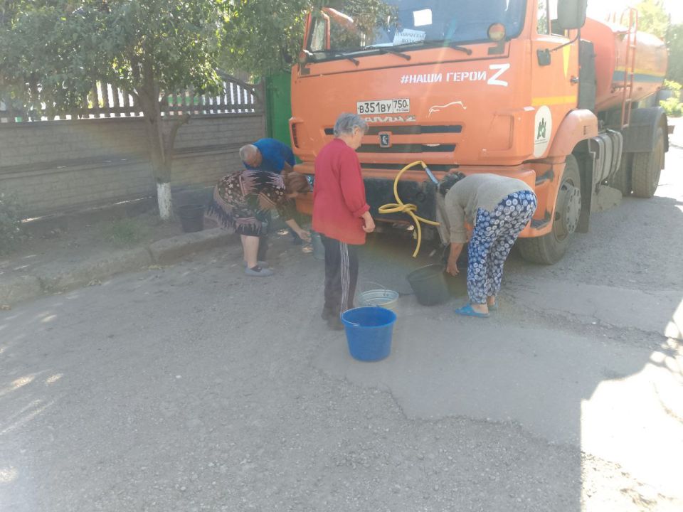 Для обеспечения водой жителей района Управой Кировского внутригородского района при поддержке региона-шефа Московская область ежедневно осуществляется подвоз воды для жителей домов, в которые в установленный графиком день не...