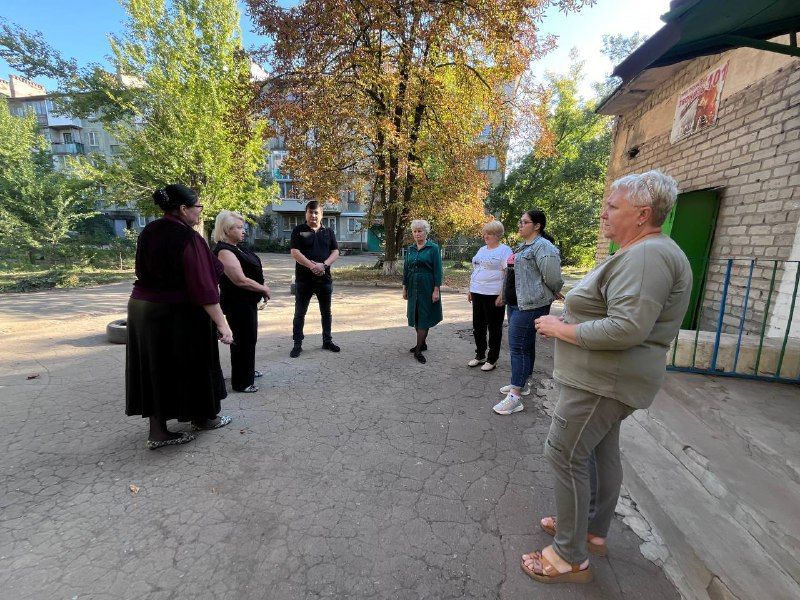 23 сентября первый заместитель руководителя Управы Центрально-Городского внутригородского района Инна Кисенко и депутат Народного совета ДНР Василий Перцев провели встречу с жителями: г.о. Макеевка, г. Макеевка, кв-л... 23 сентября первый заместитель руководителя Управы Центрально-Городского внутригородского района Инна Кисенко и депутат Народного совета ДНР Василий Перцев провели встречу с жителями: г.о. Макеевка, г. Макеевка, кв-л...