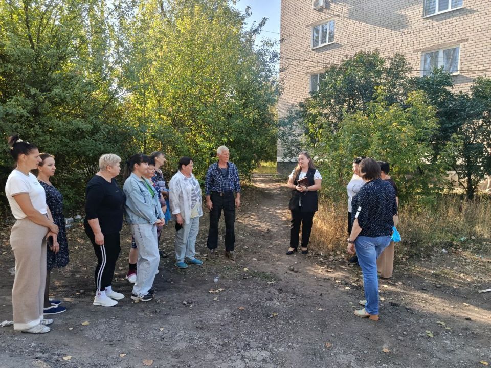 Сегодня, 23 сентября, в Советском внутригородском районе депутат Макеевского городского совета Донецкой Народной Республики первого созыва Алена Трякина встретилась с жителями жилого массива Объединенный