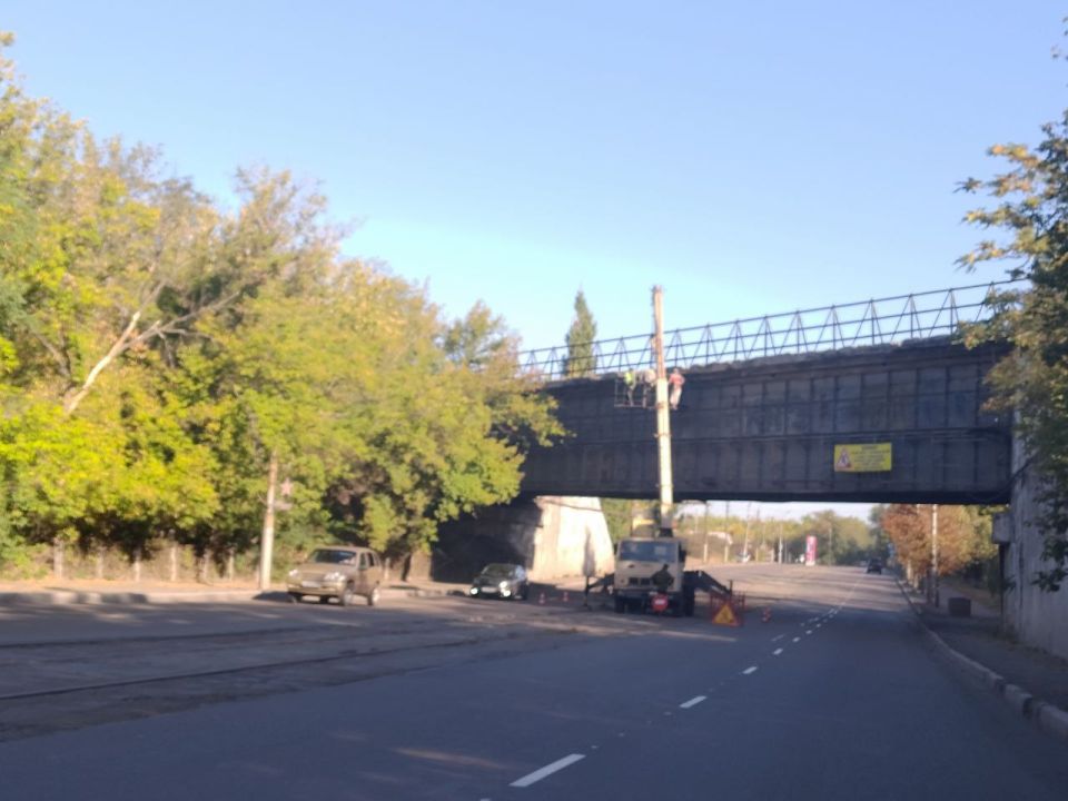 С целью предупреждения возникновения аварийных ситуаций и недопущения несчастных случаев с населением силами ООО «Юрстроймонтаж» проведены работы по облегчению конструкции путепровода по ул. Металлургической