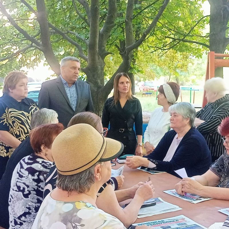 Сегодня, 23 сентября, управляющий делами Администрации городского округа Макеевка Екатерина Галышева провела встречу с населением по адресу микрорайон Строитель, 9