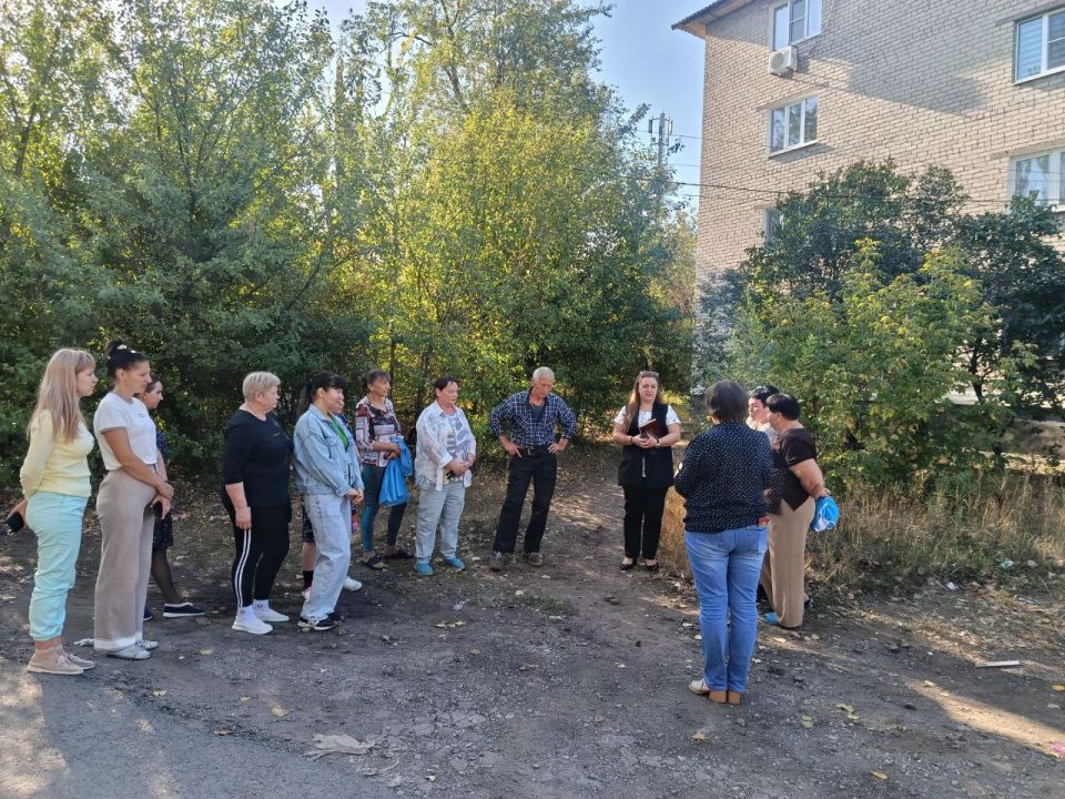 Сегодня, 23 сентября, в Советском внутригородском районе депутат Макеевского городского совета Донецкой Народной Республики первого созыва Алена Трякина встретилась с жителями жилого массива Объединенный Сегодня, 23 сентября, в Советском внутригородском районе депутат Макеевского городского совета Донецкой Народной Республики первого созыва Алена Трякина встретилась с жителями жилого массива Объединенный