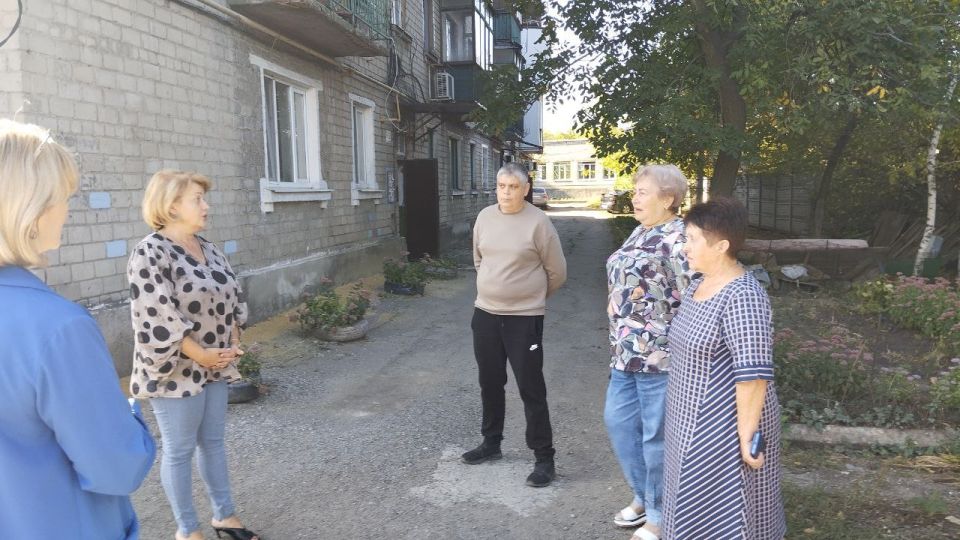 Сегодня, 23 сентября, в Червоногвардейском районе состоялась встреча депутата Макеевского городского совета ДНР Нателлы Джоджишвили с жителями жилого массива Карла Маркса возле дома № 1 по улице Кронштадтской