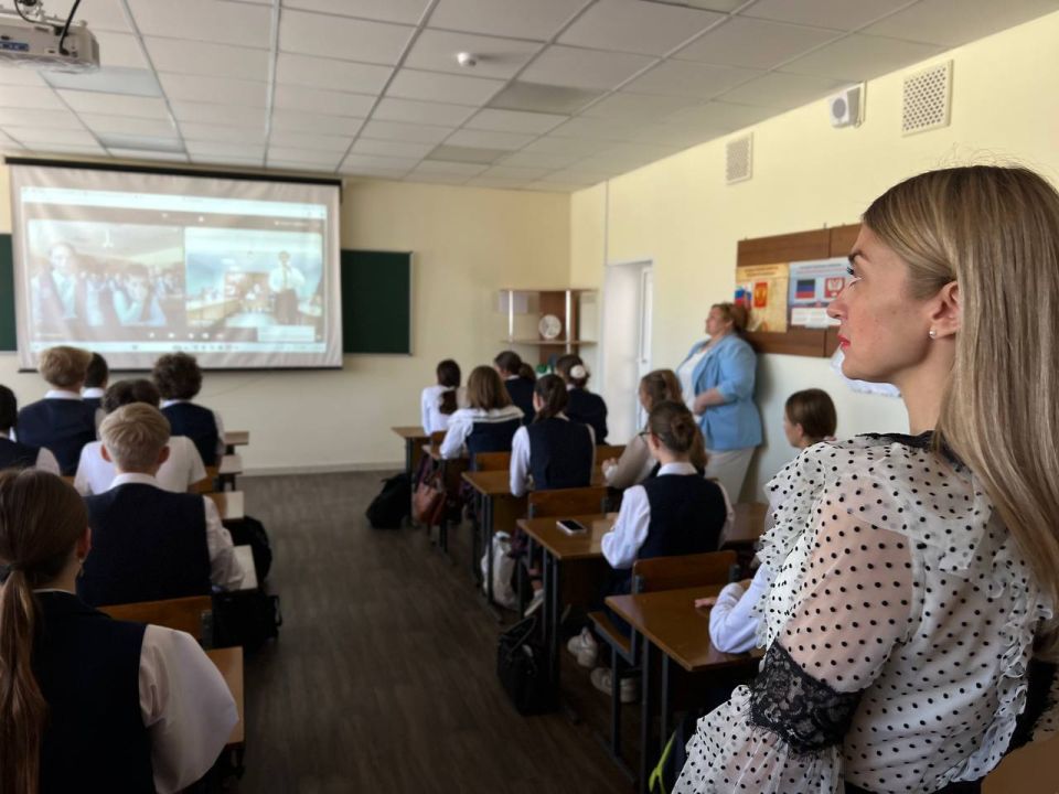 Дипломатия юных сердец: лицей провел телемост, посвященный историческому воссоединению Дипломатия юных сердец: лицей провел телемост, посвященный историческому воссоединению