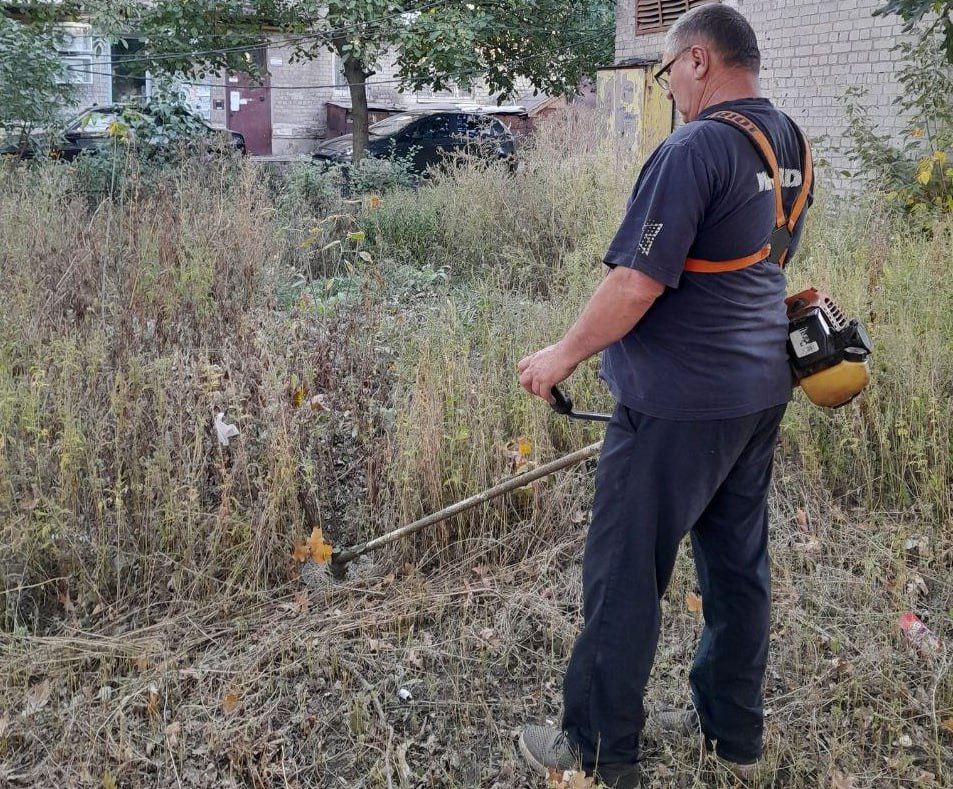 Сегодня, 24 сентября, с целью приведения территории в надлежащее санитарное состояние в Кировском внутригородском районе города Макеевки продолжаются работы по покосу травы