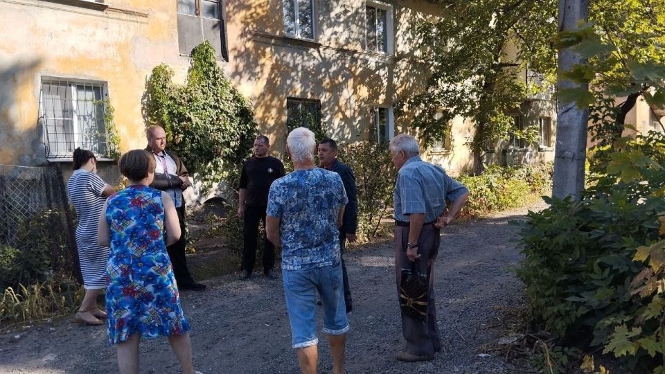 Сегодня, 24 сентября, руководитель Управы Червоногвардейского внутригородского района Администрации городского округа Макеевка Антон Гринзовский провел встречу с жителями жилого массива Крупской возле дома № 158 по улице... Сегодня, 24 сентября, руководитель Управы Червоногвардейского внутригородского района Администрации городского округа Макеевка Антон Гринзовский провел встречу с жителями жилого массива Крупской возле дома № 158 по улице...