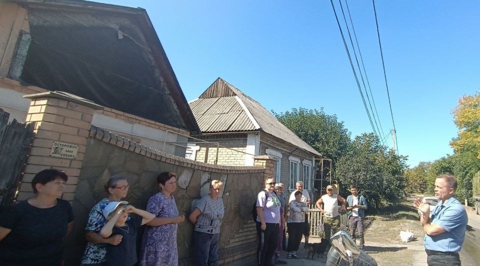 Сегодня, 24 сентября, заведующий Ясиновским территориальным сектором Администрации городского округа Макеевка Донецкой Народной Республики Игорь Свинарь провел встречу с жителями пгт Землянки по ул. Щорса, 1