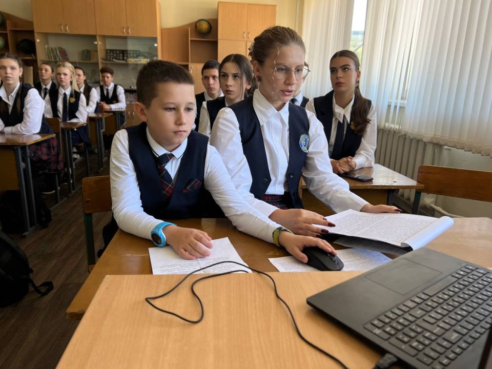 Дипломатия юных сердец: лицей провел телемост, посвященный историческому воссоединению Дипломатия юных сердец: лицей провел телемост, посвященный историческому воссоединению