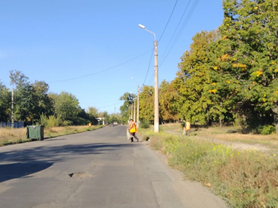 Сегодня, 24 сентября, с целью приведения территории в надлежащее санитарное состояние силами МУП АГМ «Перспектива» проведены работы по сбору видимого мусора по ул. Трамвайной