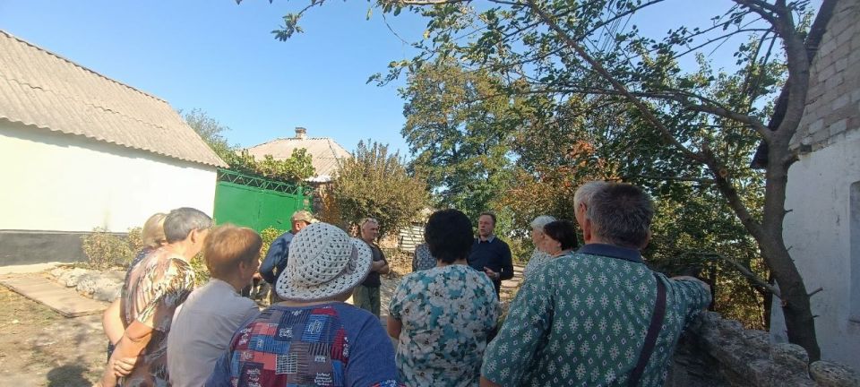 В рамках поручения Главы ДНР Дениса Пушилина, 24 сентября, заведующий Ясиновским территориальным сектором Администрации городского округа Макеевка Донецкой Народной Республики Игорь Свинарь провел встречу с жителями пгт...