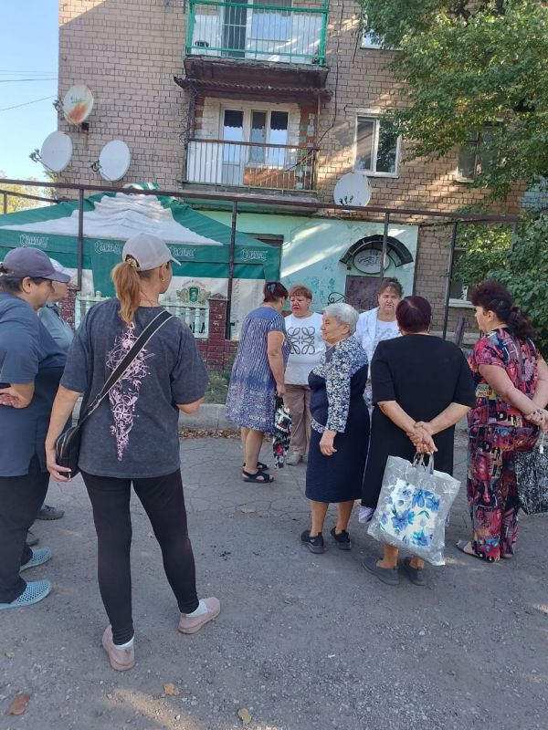 Сегодня, 24 сентября, спикер Галина Егорова провела встречу с населением возле дома № 16 квартала 2 в жилом массиве шахты № 21