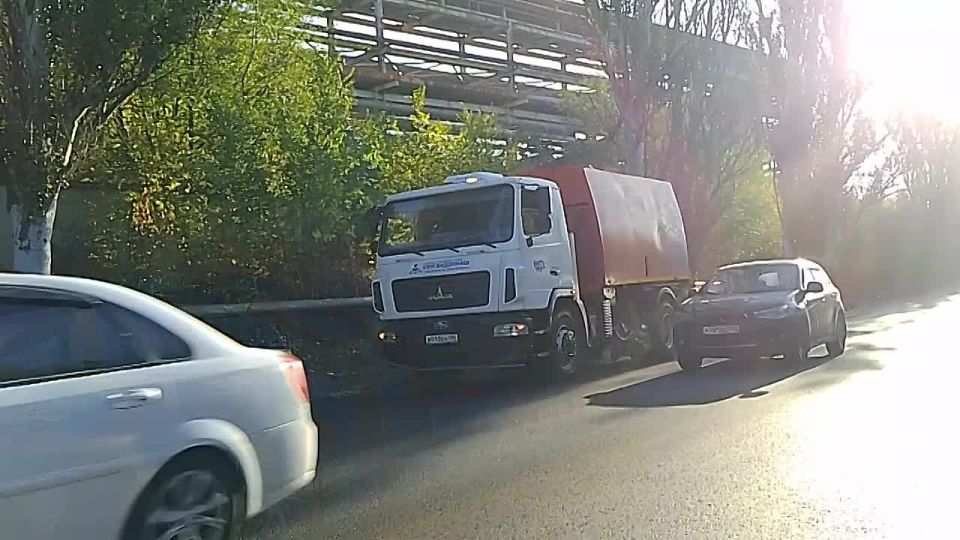 24 сентября, с целью приведения территории в надлежащее санитарное состояние силами МУП АГМ «Перспектива» проведены работы по механизированной уборке проезжей части автодороги по ул. Чудской