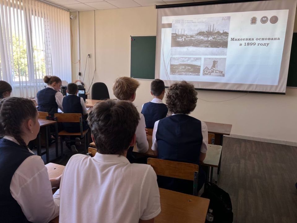 Дипломатия юных сердец: лицей провел телемост, посвященный историческому воссоединению Дипломатия юных сердец: лицей провел телемост, посвященный историческому воссоединению