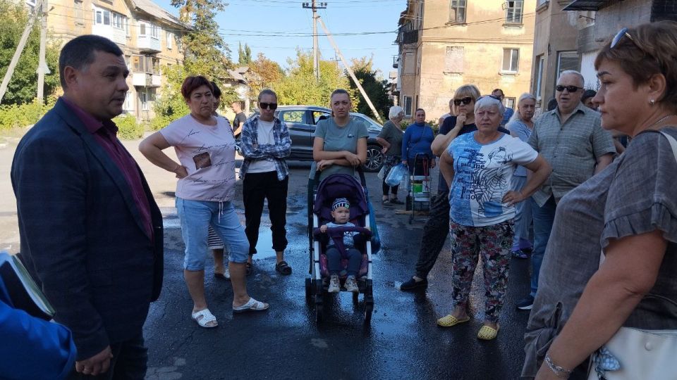 Сегодня, 24 сентября, руководитель Управы Червоногвардейского внутригородского района Администрации городского округа Макеевка Антон Гринзовский провел встречу с жителями жилого массива Крупской возле дома № 158 по улице... Сегодня, 24 сентября, руководитель Управы Червоногвардейского внутригородского района Администрации городского округа Макеевка Антон Гринзовский провел встречу с жителями жилого массива Крупской возле дома № 158 по улице...