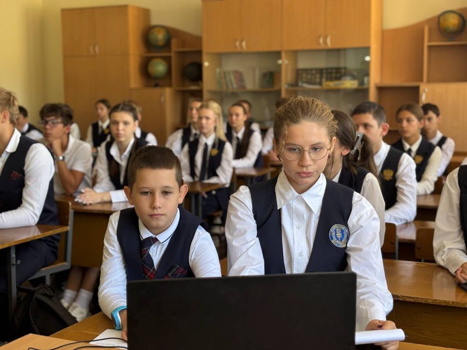 Дипломатия юных сердец: лицей провел телемост, посвященный историческому воссоединению Дипломатия юных сердец: лицей провел телемост, посвященный историческому воссоединению