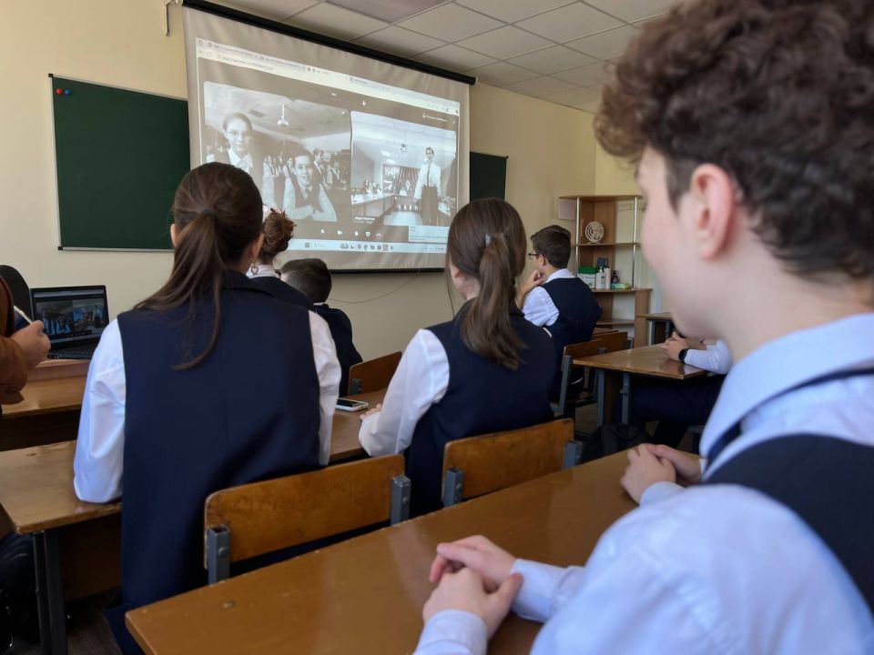 Дипломатия юных сердец: лицей провел телемост, посвященный историческому воссоединению Дипломатия юных сердец: лицей провел телемост, посвященный историческому воссоединению