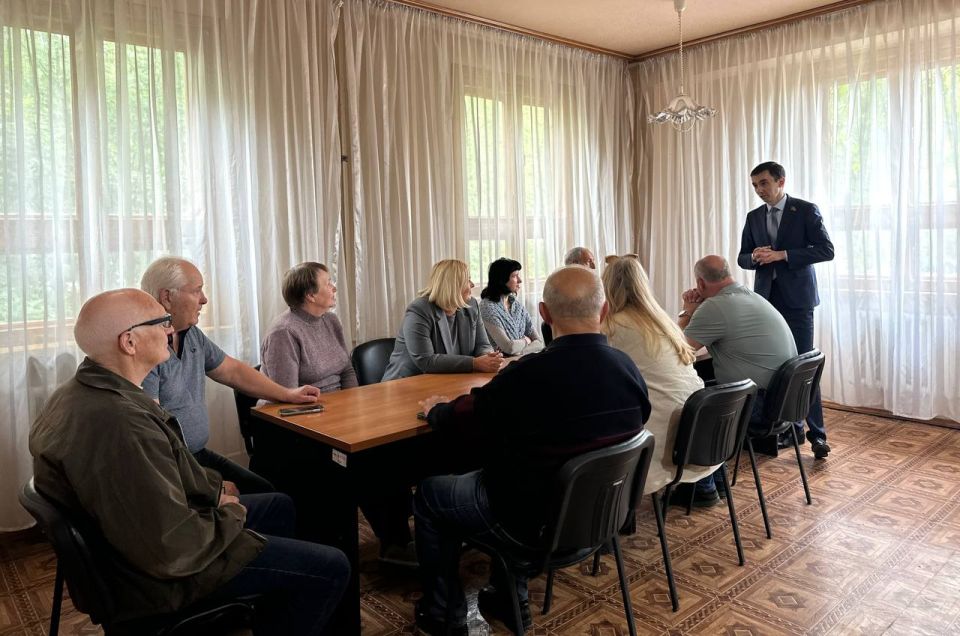25 сентября депутат Макеевского городского совета Сергей Зуев провел встречу с жителями по адресу: г. Макеевка, ул. Патона, 2а