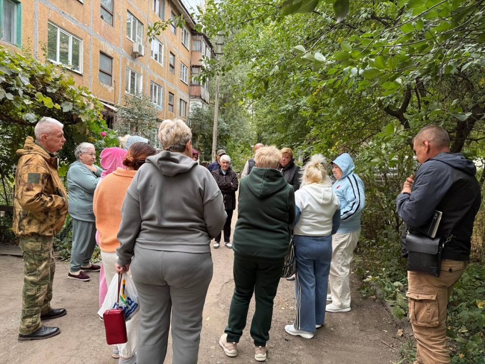 Сегодня, 25 сентября, первый заместитель руководителя Управы Центрально-Городского района Инна Кисенко провела встречу с жителями по адресу: г. Макеевка, мкр. Комсомольский, д. 28 Сегодня, 25 сентября, первый заместитель руководителя Управы Центрально-Городского района Инна Кисенко провела встречу с жителями по адресу: г. Макеевка, мкр. Комсомольский, д. 28