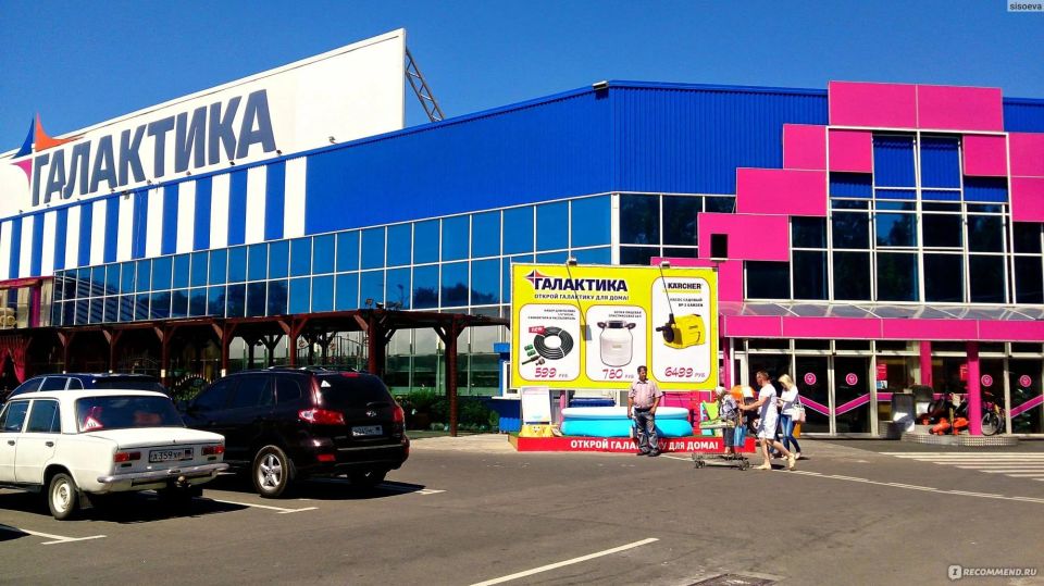 Кто будет отвечать. В макеевском торговом центре «Галактика» сегодня вновь произошло ЧП: во время разгрузки металлоконструкций работника придавило грузом