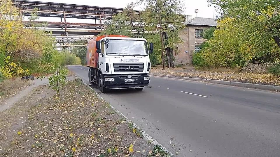 25 сентября, с целью приведения территории в надлежащее санитарное состояние силами МУП АГМ «Перспектива» проведены работы по механизированной уборке проезжей части автодороги по ул. Кирова