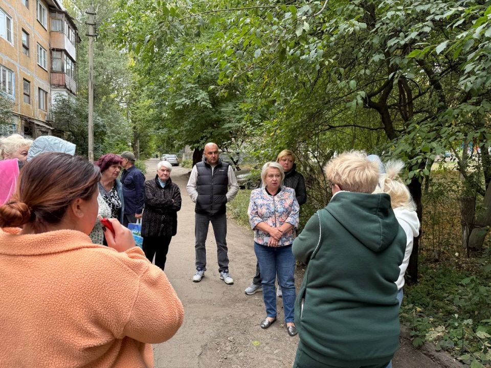 Сегодня, 25 сентября, первый заместитель руководителя Управы Центрально-Городского района Инна Кисенко провела встречу с жителями по адресу: г. Макеевка, мкр. Комсомольский, д. 28 Сегодня, 25 сентября, первый заместитель руководителя Управы Центрально-Городского района Инна Кисенко провела встречу с жителями по адресу: г. Макеевка, мкр. Комсомольский, д. 28