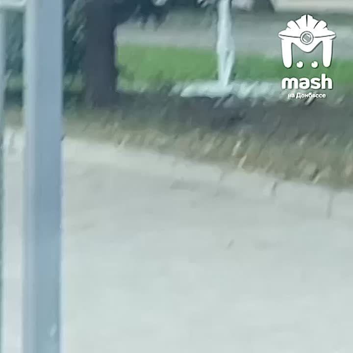 Коммунальный гейзер забил на аллее в центре Макеевки