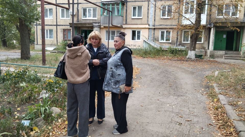 Сегодня, 25 сентября, в Червоногвардейском внутригородском районе заместитель руководителя управы Татьяна Задорожная провела встречу с жителями жилого массива Крупской возле дома № 7 по улице Уборевича