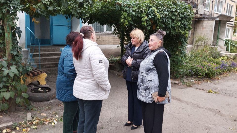 Сегодня, 25 сентября во дворе дома № 11 по улице Уборевича состоялась встреча лидера общественного мнения Людмилы Кубатко с жителями жилого массива Крупской Сегодня, 25 сентября во дворе дома № 11 по улице Уборевича состоялась встреча лидера общественного мнения Людмилы Кубатко с жителями жилого массива Крупской