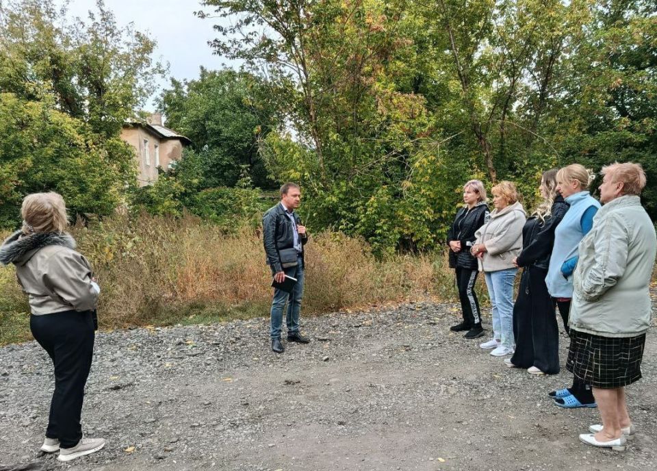 Сегодня, 25 сентября, в Советском внутригородском районе депутат Макеевского городского совета Андрей Зотеев провел встречу с населением возле дома № 33 по улице Гаврилова