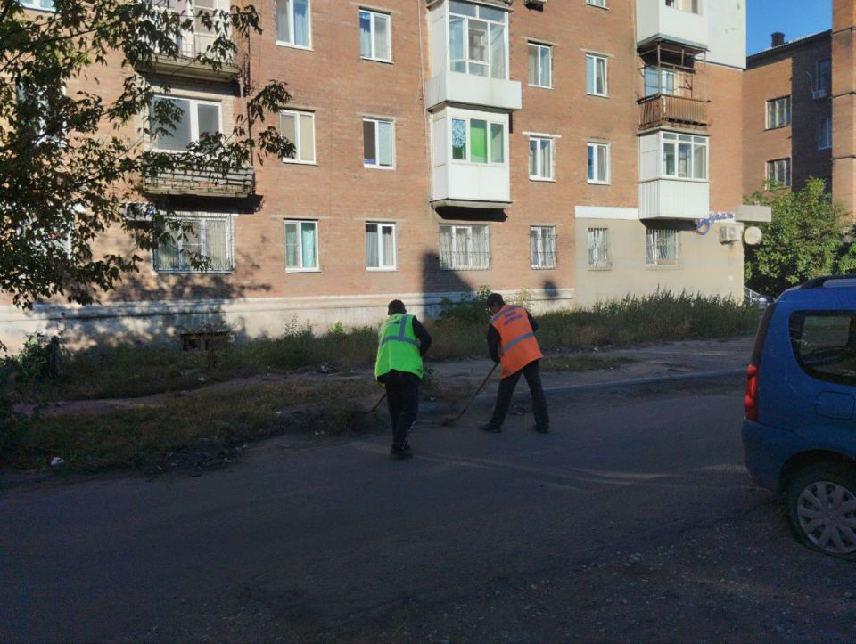 Вчера, 24 сентября, с целью приведения территории в надлежащее санитарное состояние силами МУП АГМ «Перспектива» велись работы по очистке от смета и наносов грунта под бордюром вдоль автодороги по ул. Циолковского