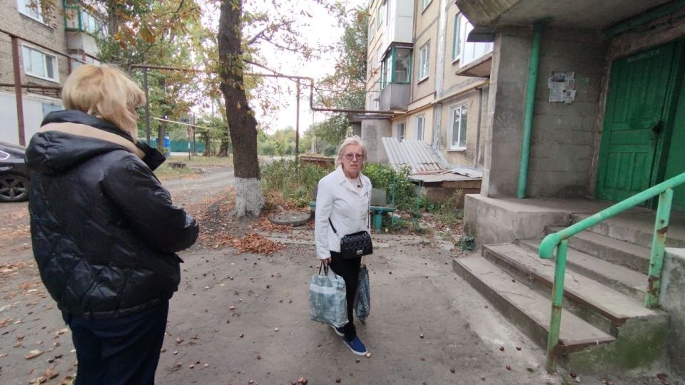 Сегодня, 25 сентября во дворе дома № 11 по улице Уборевича состоялась встреча лидера общественного мнения Людмилы Кубатко с жителями жилого массива Крупской