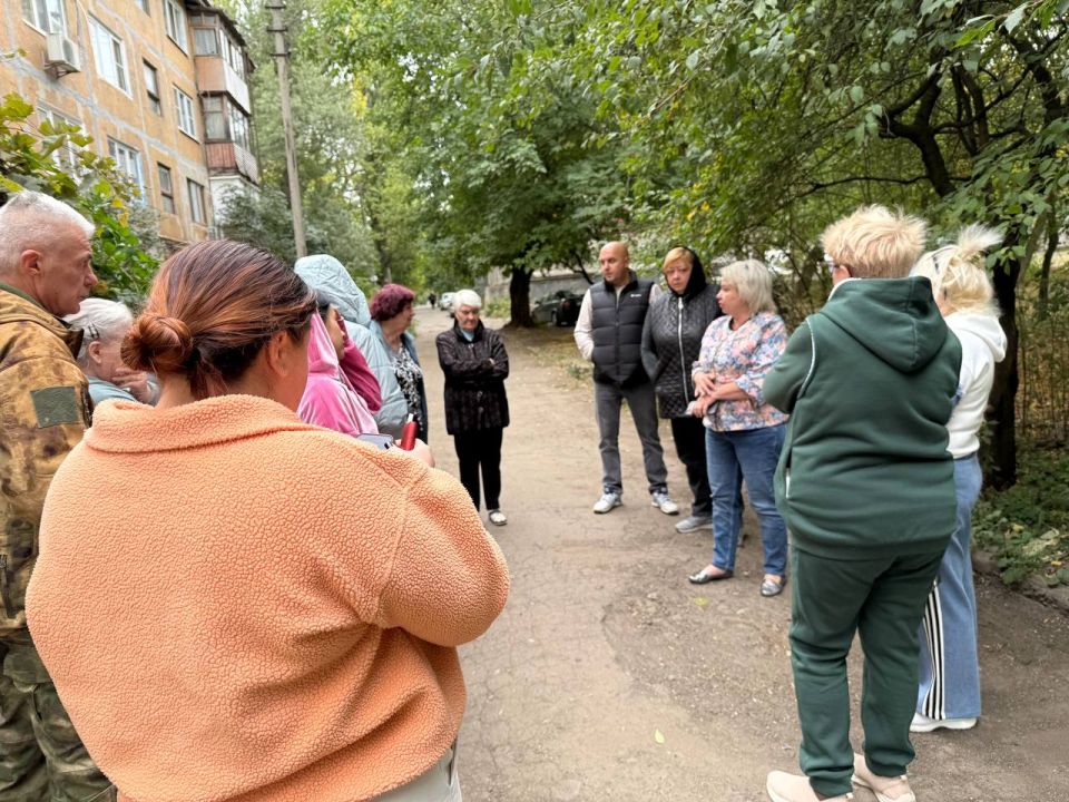 Сегодня, 25 сентября, первый заместитель руководителя Управы Центрально-Городского района Инна Кисенко провела встречу с жителями по адресу: г. Макеевка, мкр. Комсомольский, д. 28