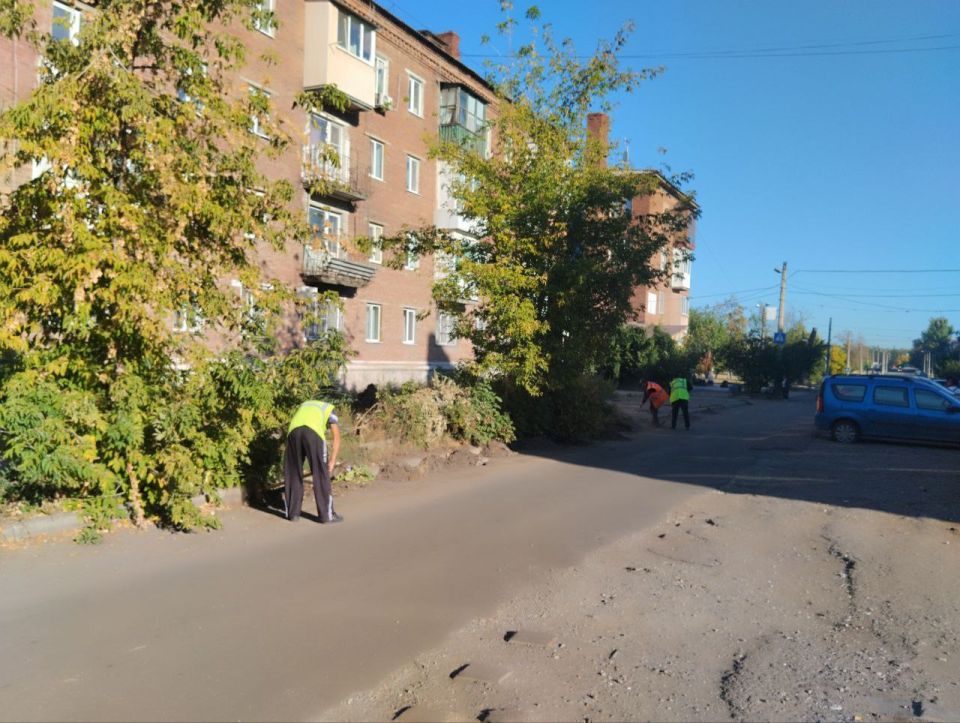 Вчера, 24 сентября, с целью приведения территории в надлежащее санитарное состояние силами МУП АГМ «Перспектива» велись работы по очистке от смета и наносов грунта под бордюром вдоль автодороги по ул. Циолковского Вчера, 24 сентября, с целью приведения территории в надлежащее санитарное состояние силами МУП АГМ «Перспектива» велись работы по очистке от смета и наносов грунта под бордюром вдоль автодороги по ул. Циолковского