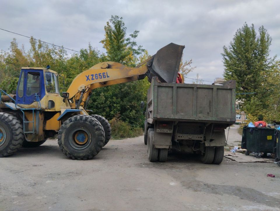 Сегодня, 26 сентября с целью приведения территории в надлежащее санитарное состояние выполнены работы по вывозу крупногабаритных накоплений мусора на контейнерных площадках по адресам: ул. Чудская, д. 2, д. 11; ул....