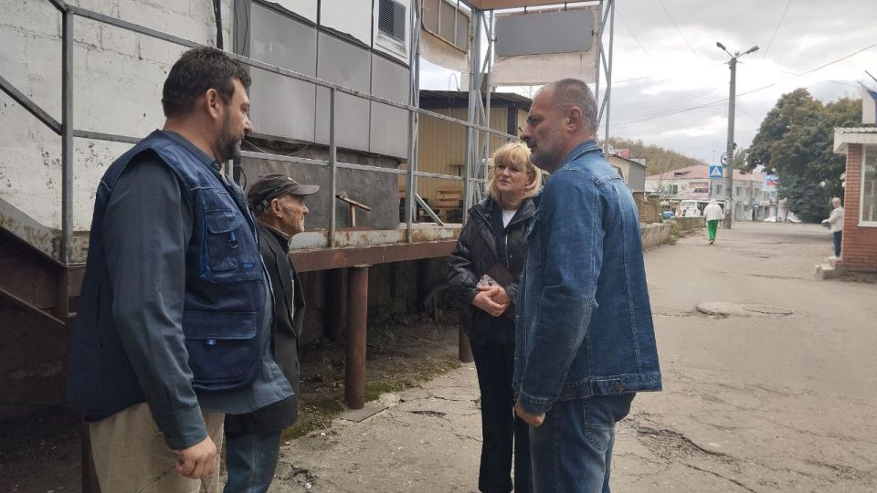 Сегодня, 26 сентября в Червоногвардейском районе прошла встреча депутата Макеевского городского совета ДНР первого созыва Игоря Сепика с жителями жилого массива Горького во дворе дома № 38 по улице Малиновского Сегодня, 26 сентября в Червоногвардейском районе прошла встреча депутата Макеевского городского совета ДНР первого созыва Игоря Сепика с жителями жилого массива Горького во дворе дома № 38 по улице Малиновского