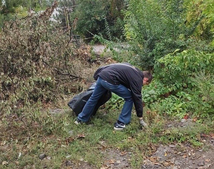 Сегодня, 26 сентября, с целью приведения территории в надлежащее санитарное состояние силами МУП АГМ «Коммунальник-15» проведены работы по сбору видимого мусора по ул. Кирова, ул. Глинки, ул. Папанина, ул.Чудская