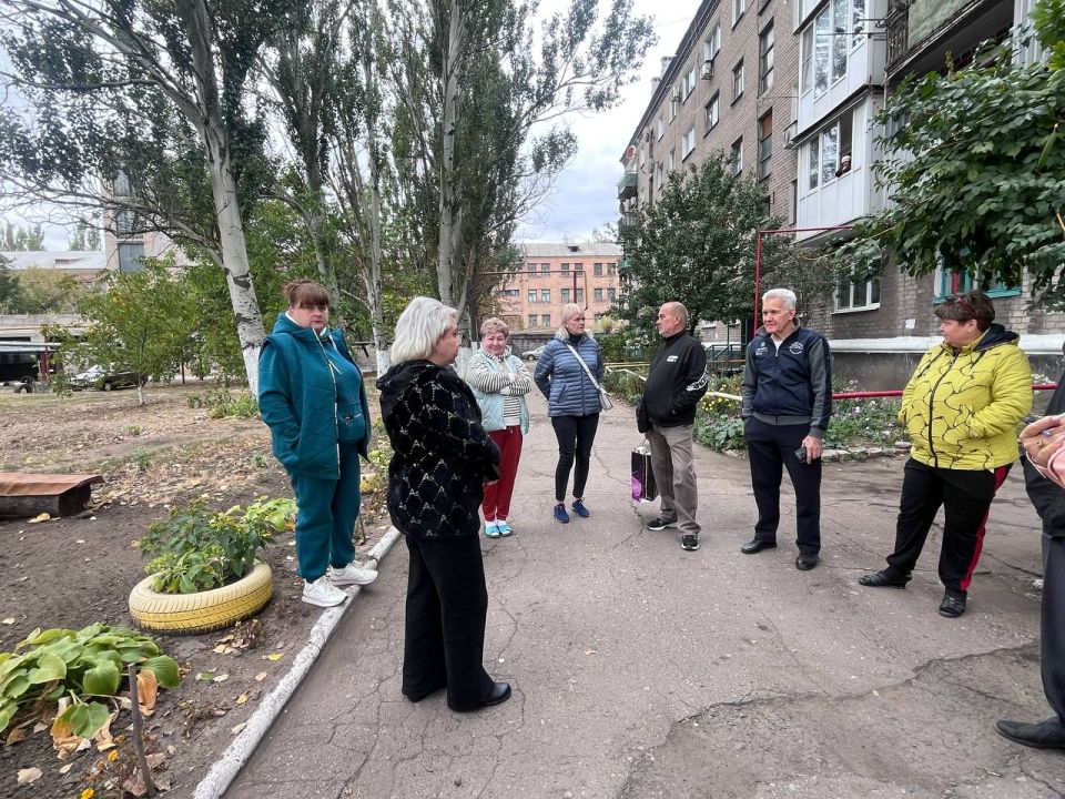 26 сентября первый заместитель руководителя Управы Центрально-Городского внутригородского района Администрации городского округа Макеевка Инна Кисенко провела встречу с жителями на подведомственной территории по адресу: г.... 26 сентября первый заместитель руководителя Управы Центрально-Городского внутригородского района Администрации городского округа Макеевка Инна Кисенко провела встречу с жителями на подведомственной территории по адресу: г....