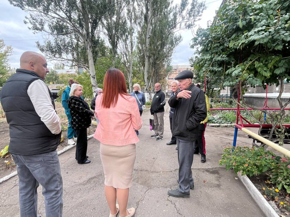 26 сентября первый заместитель руководителя Управы Центрально-Городского внутригородского района Администрации городского округа Макеевка Инна Кисенко провела встречу с жителями на подведомственной территории по адресу: г.... 26 сентября первый заместитель руководителя Управы Центрально-Городского внутригородского района Администрации городского округа Макеевка Инна Кисенко провела встречу с жителями на подведомственной территории по адресу: г....