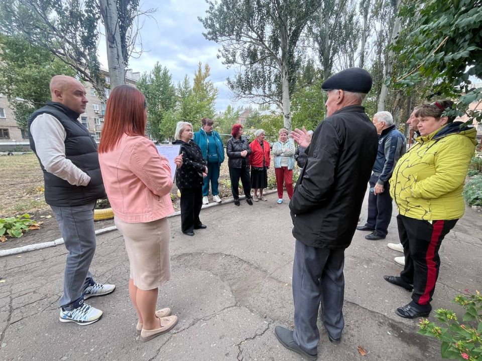 26 сентября первый заместитель руководителя Управы Центрально-Городского внутригородского района Администрации городского округа Макеевка Инна Кисенко провела встречу с жителями на подведомственной территории по адресу: г.... 26 сентября первый заместитель руководителя Управы Центрально-Городского внутригородского района Администрации городского округа Макеевка Инна Кисенко провела встречу с жителями на подведомственной территории по адресу: г....