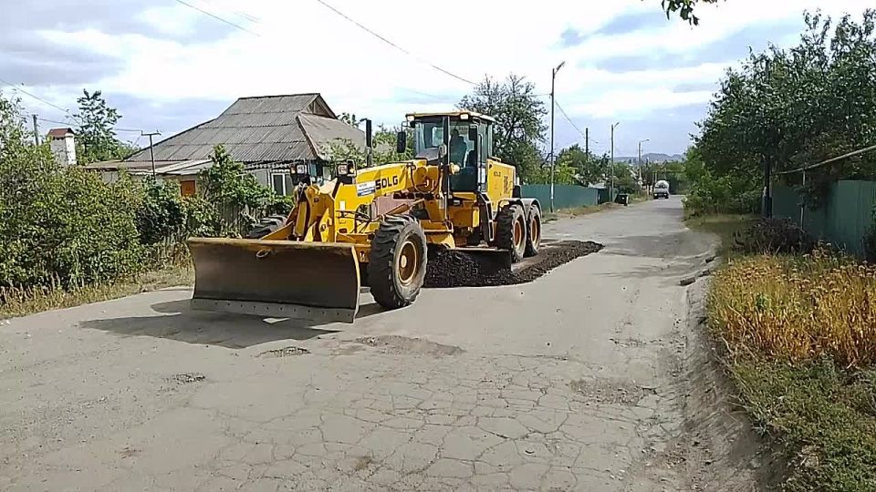 Сегодня, 26 сентября, в качестве временной меры, для улучшения условий передвижения автотранспорта силами МУП АГМ «Перспектива» проведены работы по отсыпке асфальтовой срезкой разрушенных участков асфальтового покрытия дорог...