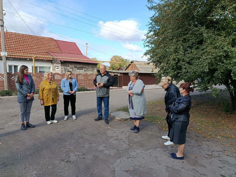Сегодня, 26 сентября, первый заместитель руководителя Управы Советского внутригородского района Администрации городского округа Макеевка Сергей Савельев провел встречу с населением возле дома № 16 по улице Комсомольская в...