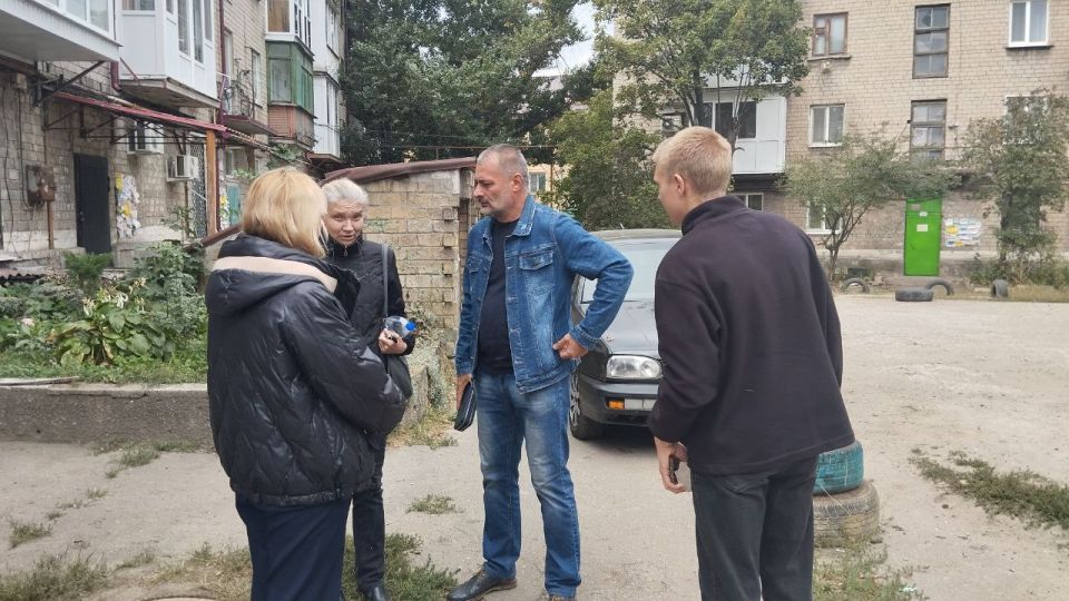 Сегодня, 26 сентября в Червоногвардейском районе прошла встреча депутата Макеевского городского совета ДНР первого созыва Игоря Сепика с жителями жилого массива Горького во дворе дома № 38 по улице Малиновского Сегодня, 26 сентября в Червоногвардейском районе прошла встреча депутата Макеевского городского совета ДНР первого созыва Игоря Сепика с жителями жилого массива Горького во дворе дома № 38 по улице Малиновского